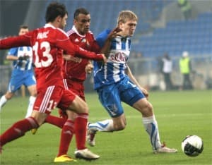 Artjoms Rudnevs (z prawej) dwoił się i troił pod bramką Małkowskiego