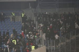 W Poznaniu kibice wszczęli zamieszki na trybunach