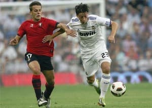 Mesut Ozil (z prawej) stał się jednym z filarów Realu Madryt