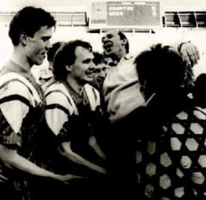 Oleg Romancew miał wiele powodów do radości na początku lat 90. Tu trener Spartaka jest podrzucany przez zawodników tuż po zwycięstwie w finale Pucharu Rosji w 1994 roku