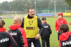 Trener Stefan Majewski i młodzi gracze