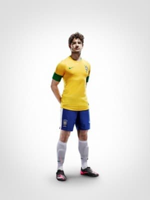 Pato prezentuje nowe stroje reprezentacji Brazylii