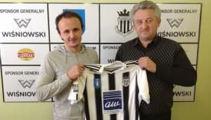 Paweł Nowak (po lewej) może być bezcennym ogniwem klubu z Nowego Sącza w walce o ligowy byt. Obok nowego piłkarza Sandecji wiceprezes Wiesław Leśniak