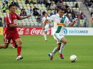 Paweł Oleksy (z lewej) strzelił gola, wypracował „jedenastkę” i... wyleciał z boiska