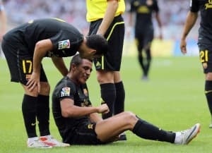Alexis Sanchez (siedzi) nie zagra przez kilka najbliższych tygodni. Obok zmartwiony urazem kolegi Pedro