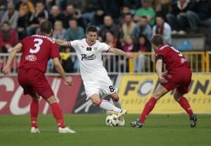 Piotr Ćwielong (biały trykot) podwyższył na 2:0 dla gospodarzy