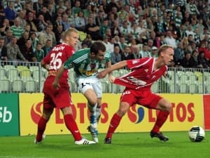 Piotr Wiśniewski (w środku) miał najlepszą okazję do strzelenia gola