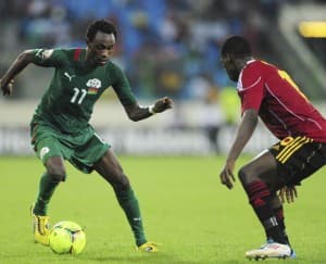 Reprezentant Burkina Faso Jonathan Pitroipa (po lewej) w meczu z Angolą