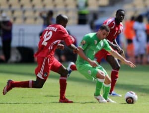 Abdelkader Ghezzal (Algieria) w pojedynku z Elvisem Kafoteką (Malawi)