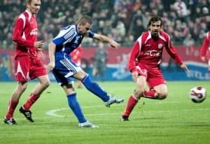 Podbeskidzie (niebieskie stroje) okazało się dzisiaj bezradne wobec Dolcanu (czerwone stroje)