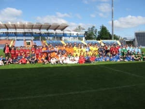Wszyscy uczestnicy pierwszej edycji Polcourt Orlik Cup na głównym boisku stadionu Zawiszy w Bydgoszczy