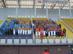 Wszyscy uczestnicy Polcourt Orlik Cup 2009 na głównej trybunie stadionu Zawiszy w Bydgoszczy