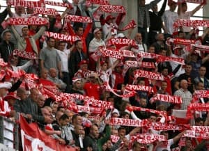 Kibice często pomagają swojej drużynie