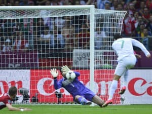 Cristiano Ronaldo ostrzeliwuje bramkę Petra Cecha