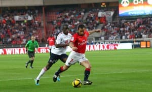 Ludovic Giuly nie miał szczęścia, strzelił w słupek i poprzeczkę, ale do siatki nie trafił...