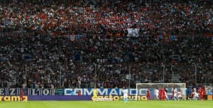 PSG wygrywa na najgorętszym stadionie we Francji
