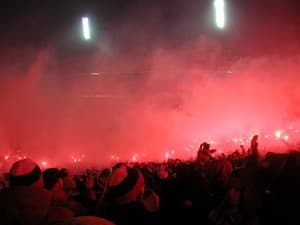 Wrzucone zza stadionu Wisły race, w trakcie trwania meczu z Ruchem Chorzów, przelały czarę goryczy.