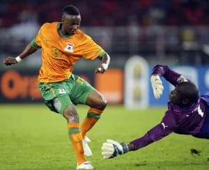 Rainford Kalaba pokonuje bramkarza reprezentacji Senegalu