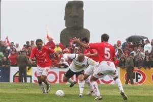 Piłkarze CF Rapa Nui w starciu z zawodnikami Colo Colo