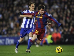 Leo Messi bije rywala