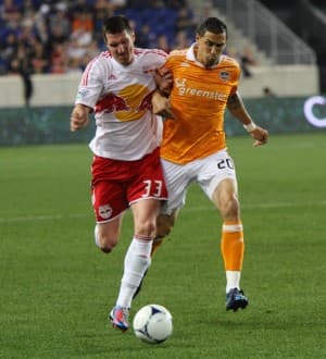 Trzeci strzelec MLS Kenny Cooper w walce z obrońcą Houston