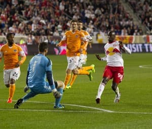 Bradley Wright-Phillips tym razem nie pokonał Tallyego Halla