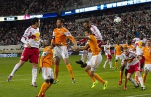 Akcja pod bramką gospodarzy. O piłkę walczą Brad Davis i Will Bruin