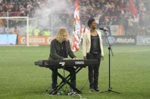 Przedmeczowy hymn wykonany został m.in. przez Davida Bryana z grupy Bon Jovi
