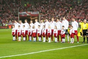 Reprezentacja Polski podczas wykonywania hymnu