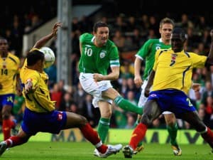 Robbie Keane spróbuje strzelić bramkę Estonii