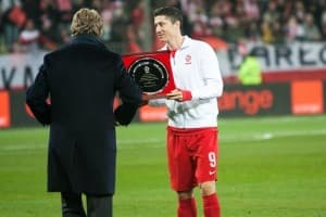 Robert Lewandowski podczas odbierania nagrody za 50. występ w reprezentacji