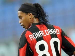 Ronaldinho, mimo ofert z kilku europejskich klubów, zdecydował się na powrót do ojczyzny