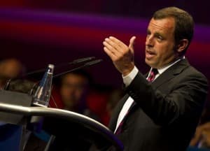Sandro Rosell podczas zgromadzenia socios „Blaugrany”