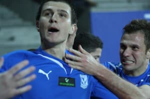 Bohater meczu - Semir Stilić w objęciach Dmitrije Injacia
