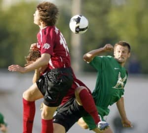 Piłkarze FK Moskwa (czerwone stroje) nie staną do walki w Premier Lidze