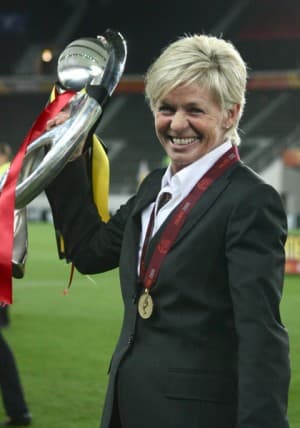 Silvia Neid jako jedyna zdobyła wszystkie tytuły, jako zawodniczka, asystentka i wreszcie trenerka.