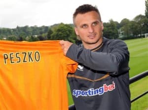Sławomir Peszko z koszulką Wolverhamptonu