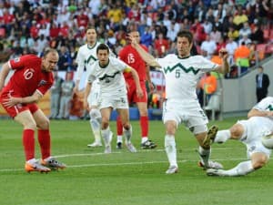 Anglicy (czerwone stroje) również zaprezentują się w Polsce i na Ukrainie