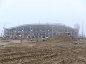 Stalowa konstrukcja powoli okala stadion w Gdańsku