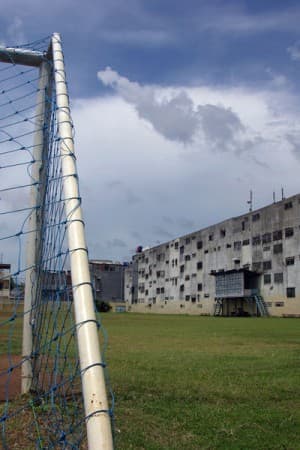 Stadion VIJ. Dawniej najważniejszy w Indonezji. Dziś o historii przypomina zardzewiała tabliczka, a zamiast trybuny stoi tani blok mieszkalny.