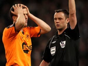 Stuart Attwell (z prawej) miał rację, przyznając bramkę dla Liverpoolu