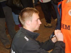 Szymon Pawłowski rozdający autografy