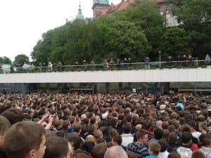 Kilka tysięcy ludzi szturmowało siedzibę CORT-u w Krakowie