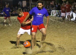 Tomasz Iwan podczas spotkania piłki plażowej 