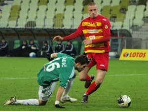 Tomasz Porębski odbiera piłkę Josipowi Tadicowi