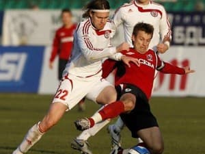 Tomislav Dujmović (po lewej) szybko wyleciał z boiska za czerwoną kartkę
