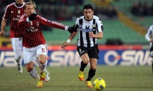 Philippe Mexes (AC Milan) w walce o piłkę z Dusanem Bastą (Udinese)