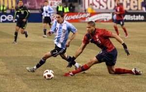 di Maria po raz kolejny ogrywa Onyewu.
