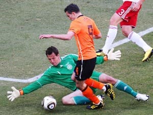 Robin van Persie miał kilka okazji do strzelenia bramki, jednak nie udało mu się pokonać duńskiego golkipera