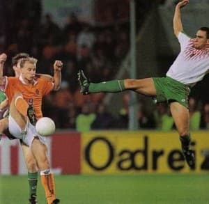 Vinnie Jones (u góry) podczas jednego ze swoich delikatniejszych starć z rywalami